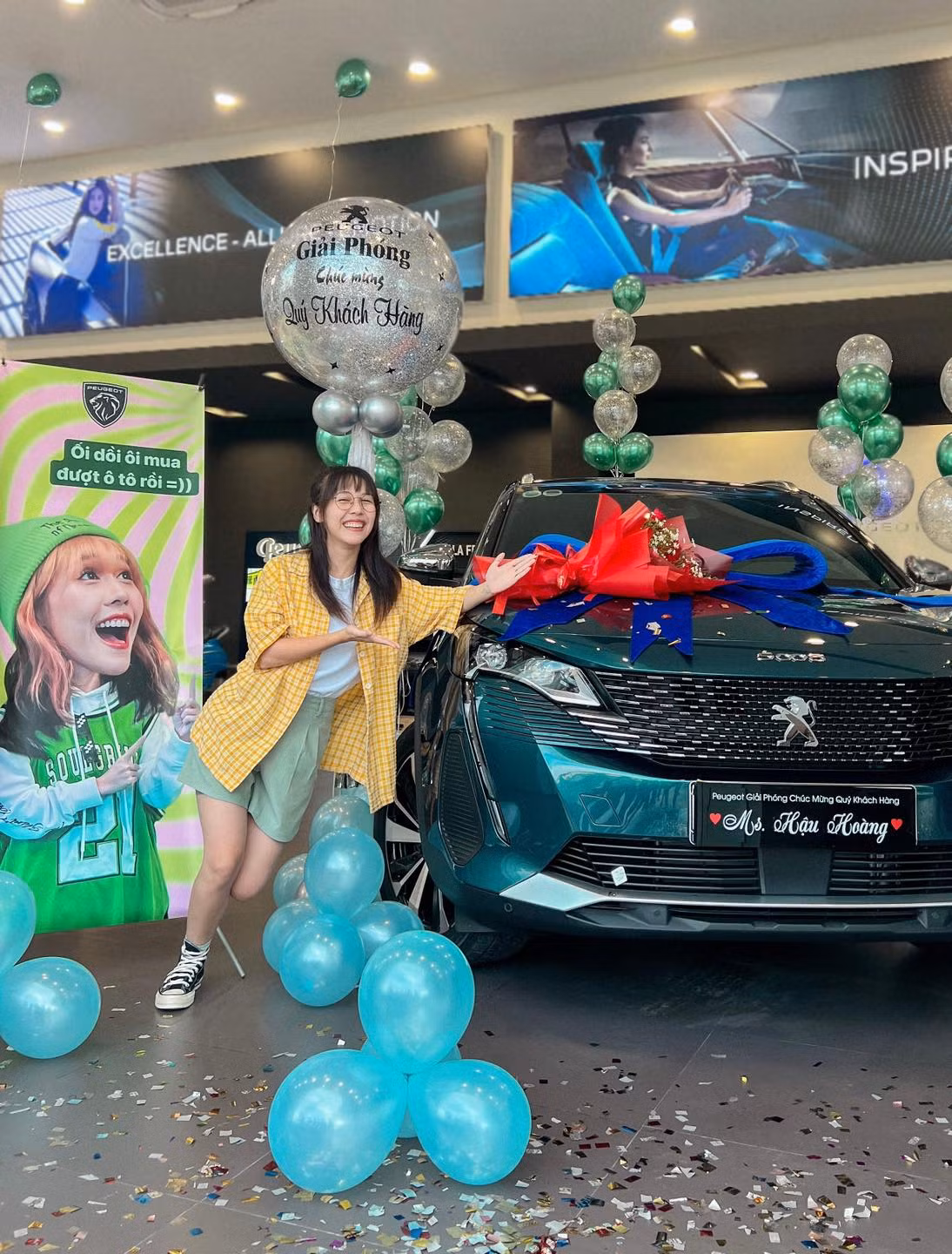 Hình ảnh vui tươi của "thánh nhạc chế" được chụp ngay trong buổi giao xe, diễn ra tại một showroom tại Hà Nội.