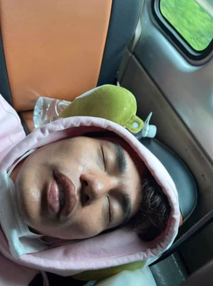 Làm gì thì làm, nhưng tuyệt đối không được ngủ khi lũ bạn còn thức, nếu không sẽ trở thành “nạn nhân” của những bức hình, clip troll xấu hổ.