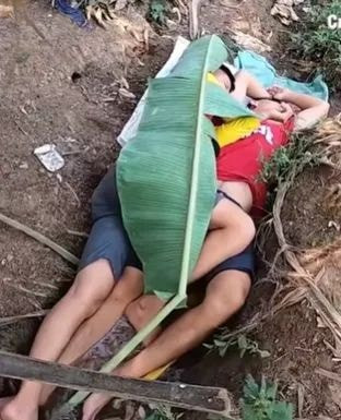 Thay vì nằm ngủ trên giường ấm đệm êm, hai chàng trai được đưa ra tận bãi đất và đắp lên mình tàu lá chuối cực hài hước.