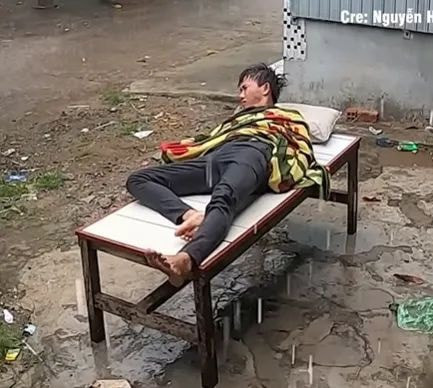 “Đừng dại mà ngủ khi lũ bạn còn thức” có lẽ là câu châm ngôn không được phép quên nếu không muốn mình trở thành nạn nhân của những trò đùa tập thể.