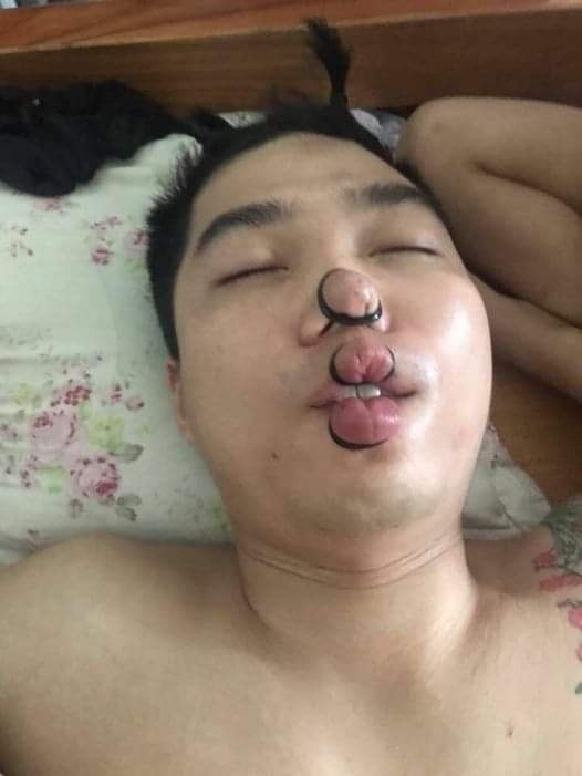 Chứng kiến những hình ảnh hài hước này chắc hẳn nhiều chàng trai sẽ rút cho mình được kinh nghiệm đừng lựa chọn ngủ say khi lũ bạn của mình vẫn còn ở đó.