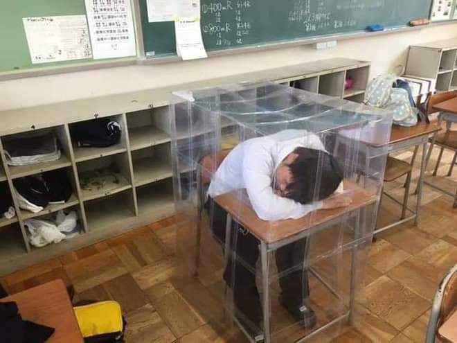 Vì vậy, để bảo toàn "danh dự", tốt hơn là đừng ngủ đến nỗi "bất tỉnh nhân sự" nếu không muốn trở thành nạn nhân của lũ bạn mình. Ảnh: Tổng hợp