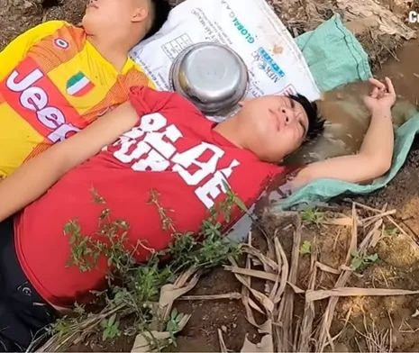 Hình ảnh hai chàng trai ngủ say và nhanh chóng trở thành trò đùa của những người bạn.