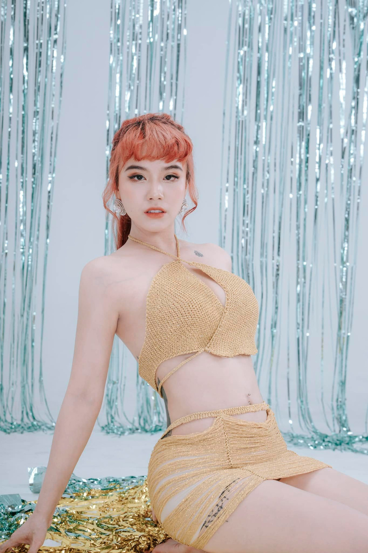 Người đẹp xứ Nghệ có rất nhiều hình xăm trên người với các kích thước lớn, nhỏ khác nhau. Mỗi hình xăm đều mang lại ý nghĩa riêng với cô.