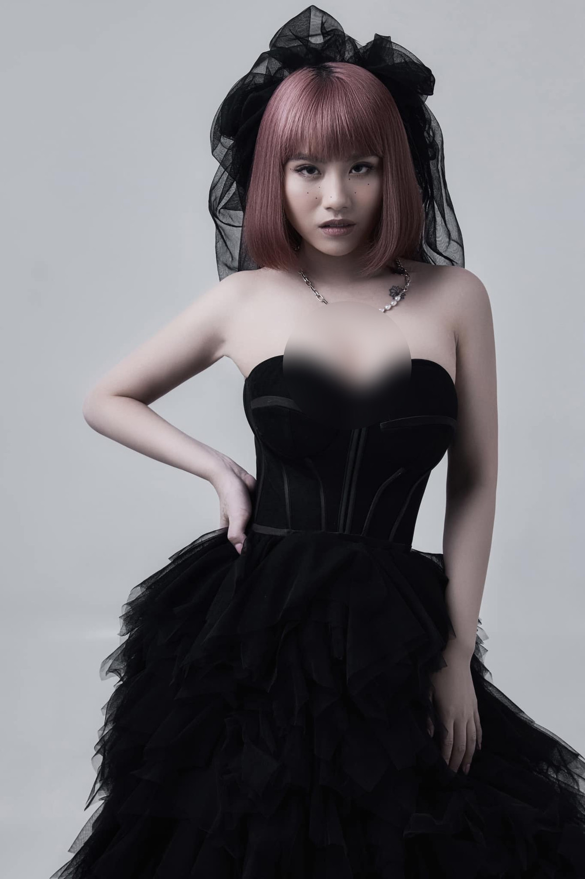 Dù nổi tiếng trên mạng xã hội nhưng cô vẫn tự tin thể hiện cá tính với những hình xăm lớn trên cơ thể.