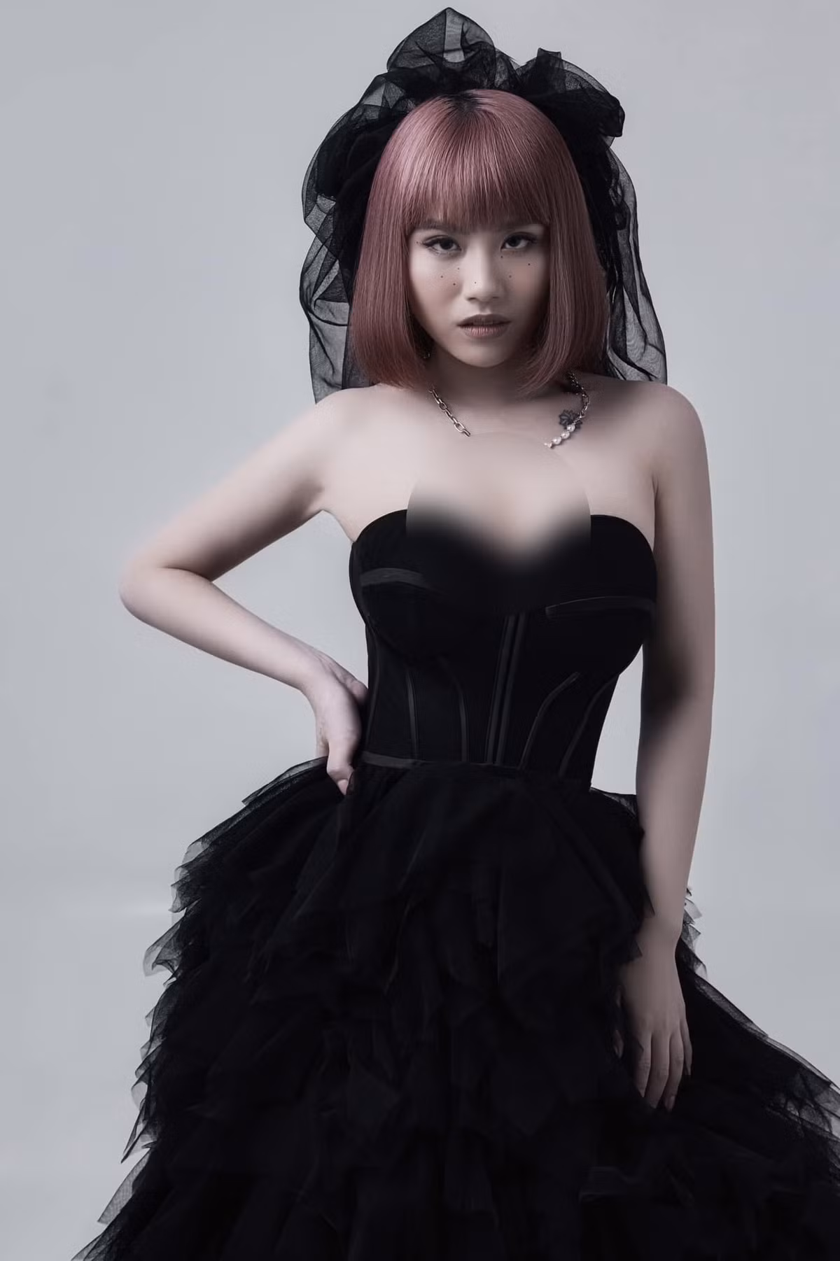 Dù nổi tiếng trên mạng xã hội nhưng cô vẫn tự tin thể hiện cá tính với những hình xăm lớn trên cơ thể.