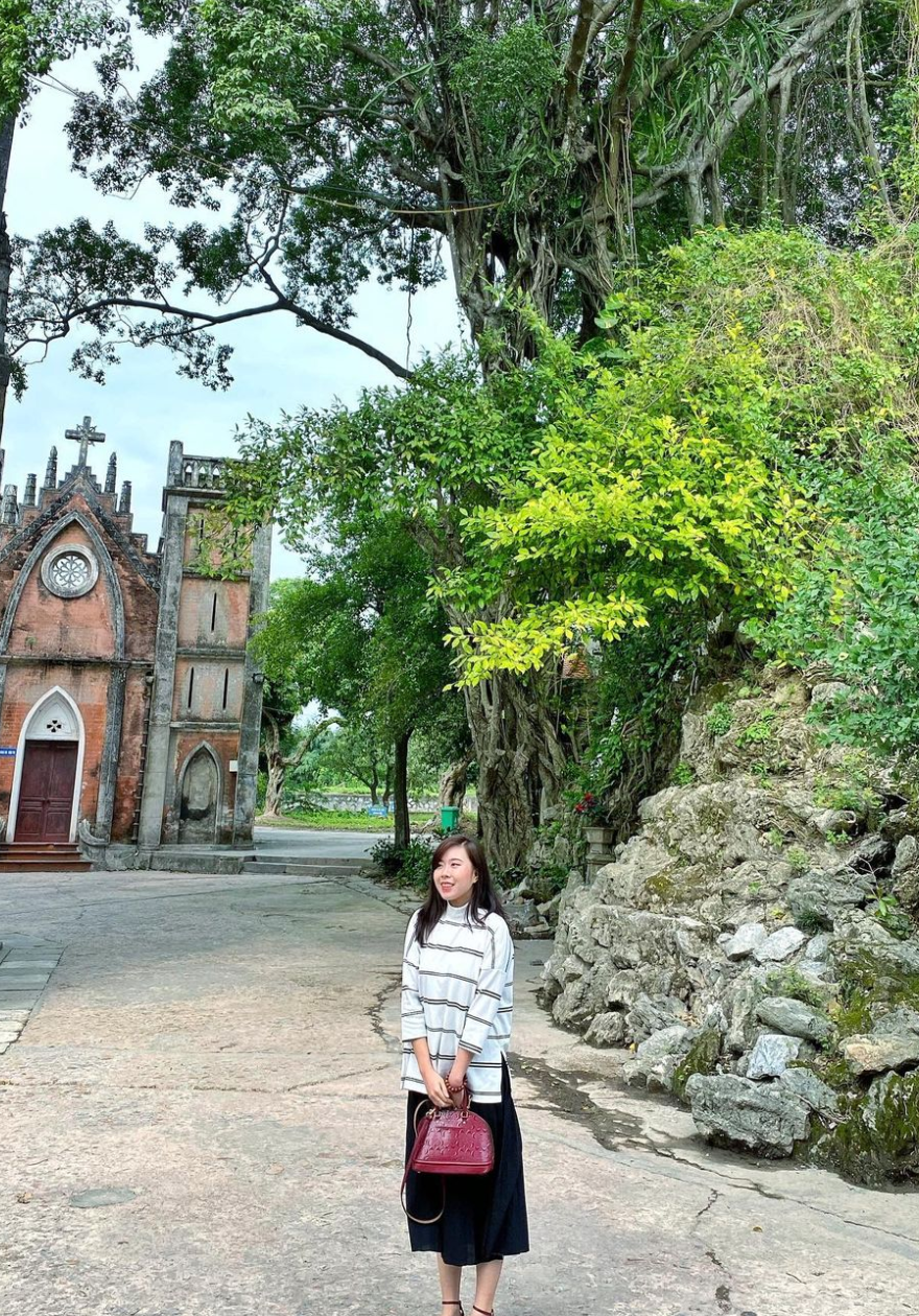 Những bức tường bao bọc bên ngoài nhà thờ được làm từ gạch đỏ, tạo nét đẹp tương phản với ánh nắng, mang đậm màu sắc những tòa nhà của châu Âu. Ảnh: linhhuongg