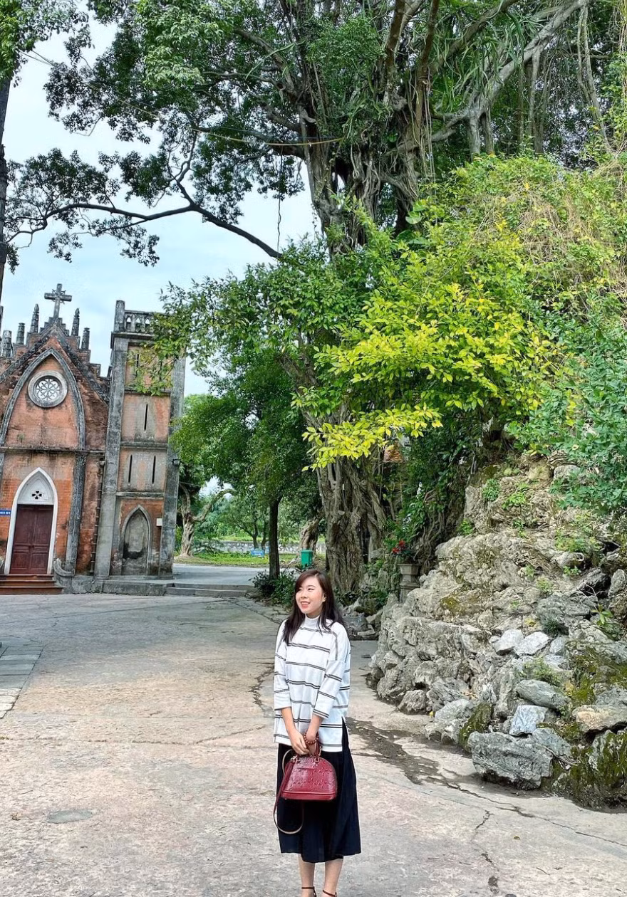 Những bức tường bao bọc bên ngoài nhà thờ được làm từ gạch đỏ, tạo nét đẹp tương phản với ánh nắng, mang đậm màu sắc những tòa nhà của châu Âu. Ảnh: linhhuongg