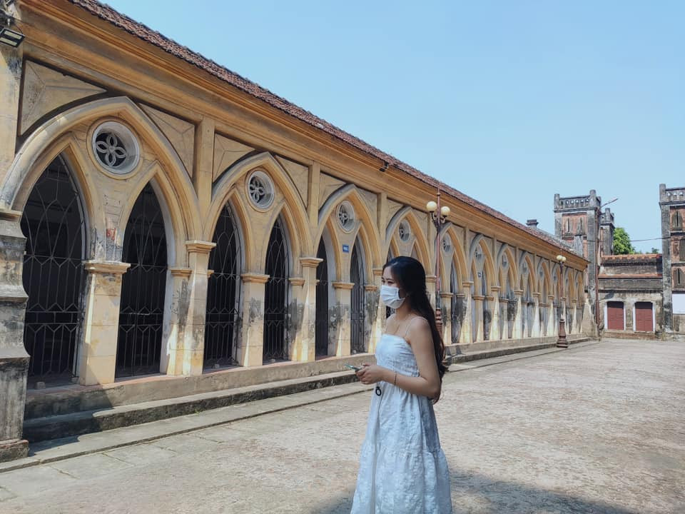 Nhà thờ Sở Kiện được xem là địa điểm check in ở Hà Nam giống với Châu Âu, Sau khi qua cổng chính, du khách tham quan sẽ thấy khuôn viên có nhiều toàn nhà kiểu Gothic xuất hiện ở ba trạng thái: nhà thờ chính, tòa giám mục, chủng viện. Ảnh: Phương Hoa