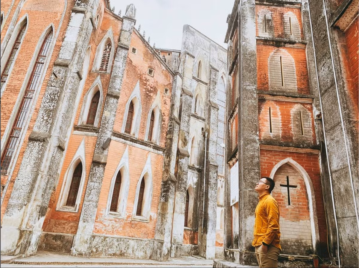 Đó là lý do mà ngày càng có nhiều du khách biết đến nhà thờ này và thường xuyên ghé thăm. Ảnh: IG chotoiditheovoi