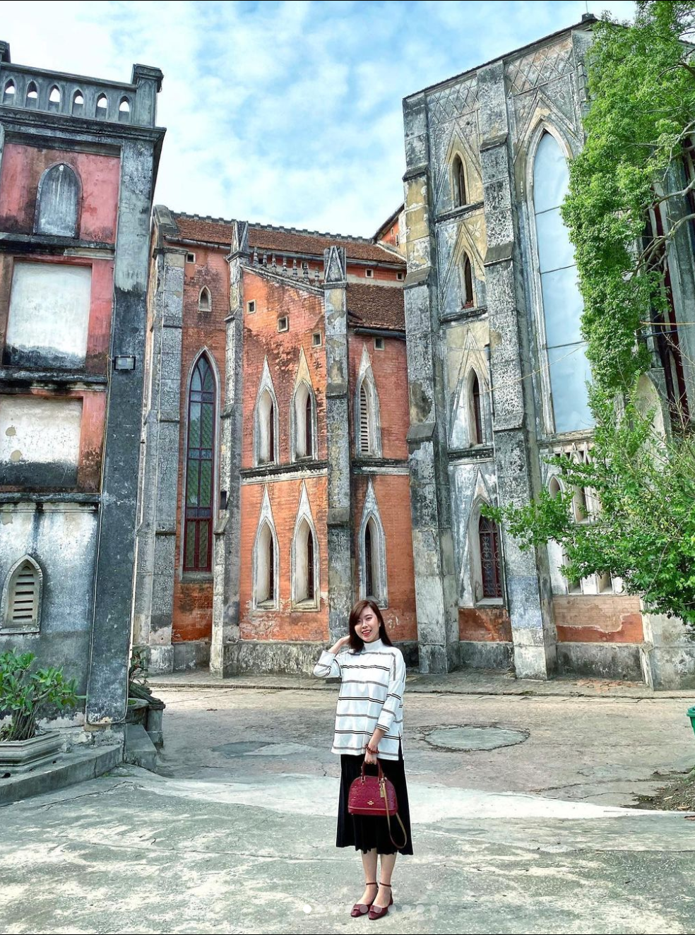 Điểm nhấn đặc biệt nhất có lẽ là những cổng vòm cao vút, tạo nên background sống ảo chất lừ cho du khách. Ảnh: linhhuongg