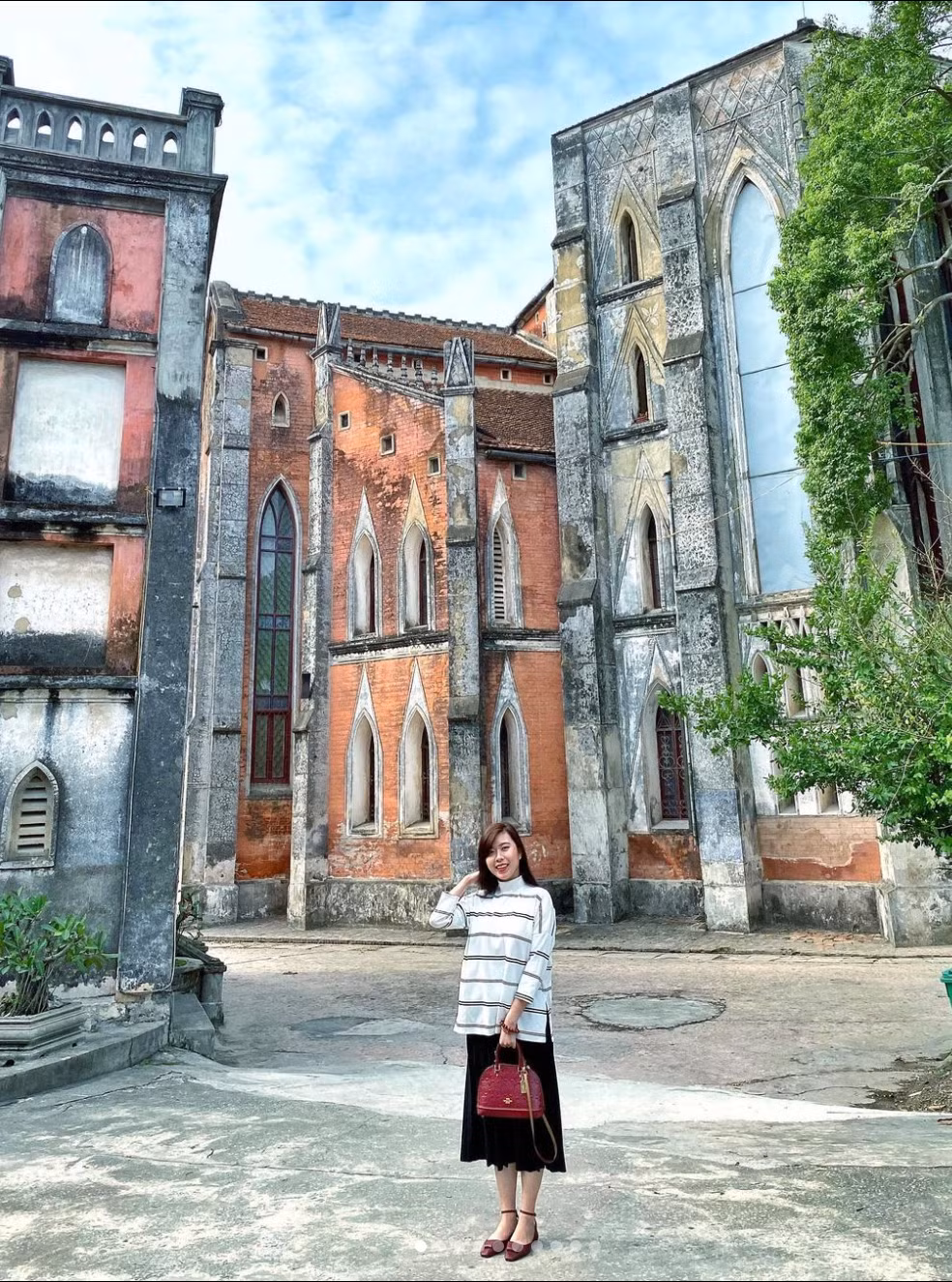 Điểm nhấn đặc biệt nhất có lẽ là những cổng vòm cao vút, tạo nên background sống ảo chất lừ cho du khách. Ảnh: linhhuongg