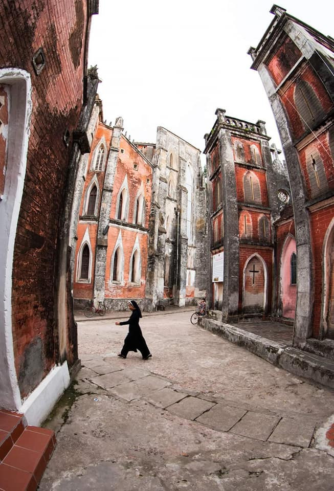  Nhà thờ Sở Kiện là một trong bốn tiểu vương cung thánh đường ở Việt Nam, sở hữu lối kiến trúc Đông Tây kết hợp vô cùng độc đáo. Ảnh: Xuan DuongVan