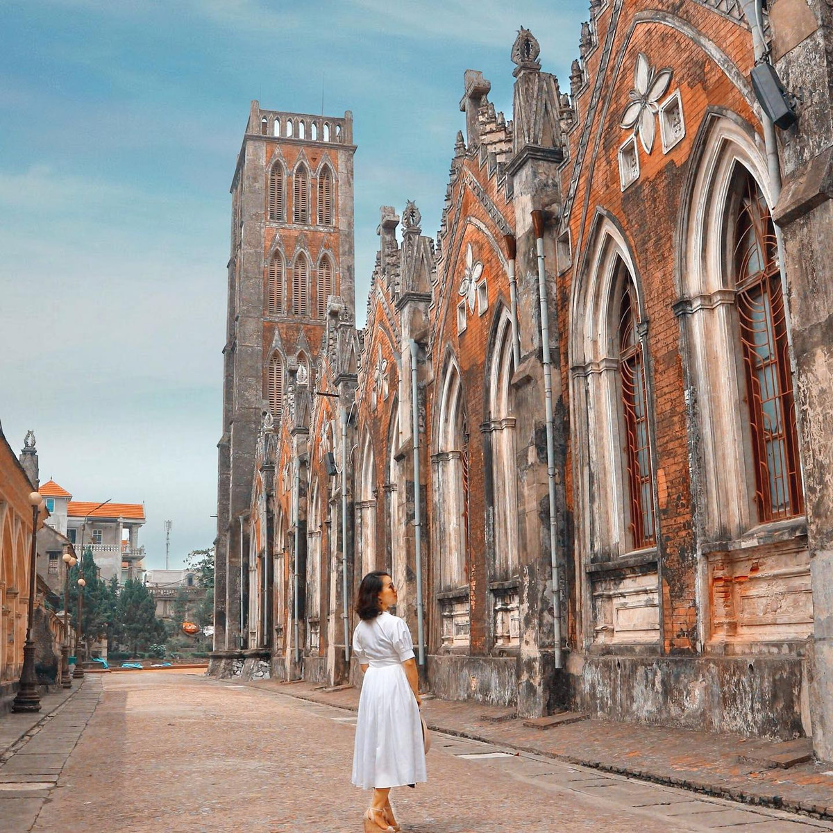 Nếu đam mê kiến trúc phương Tây và nghệ thuật Gothic, dành thời gian tham quan hàng giờ tại đây du khách chẳng thấy phí chút nào bởi có vô vàn góc chụp siêu đẹp. Ảnh: Sưu tầm