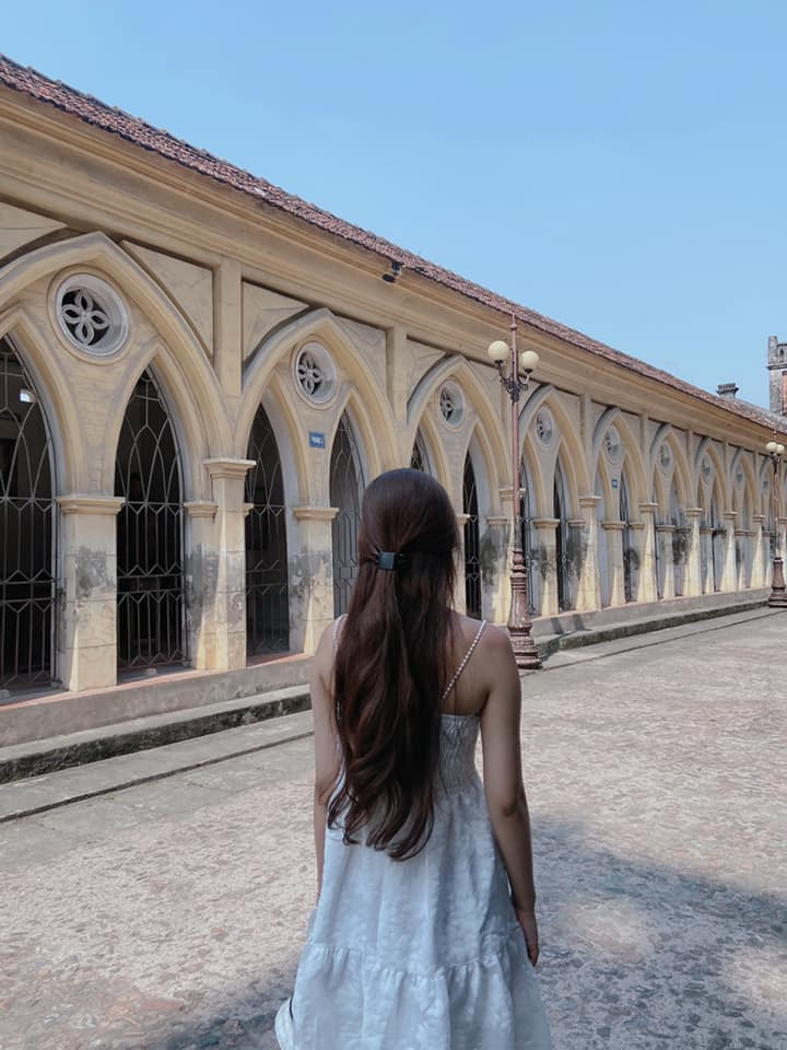 Từ trần đến cửa nhà thờ là chiếc mái vòm đặc trưng như bên châu Âu, những ô kính sắc màu vẽ hình các vị thánh, các sự kiện trong kinh thánh. Ảnh: Phương Hoa