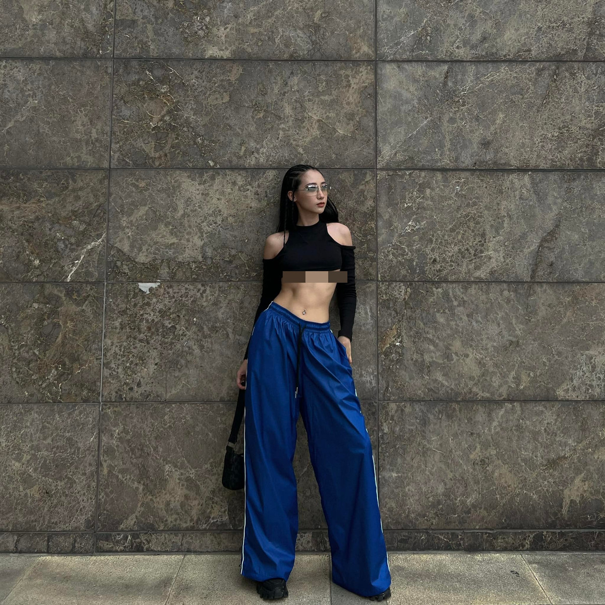 Trong ảnh Kiều Ly Phạm cool ngầu, vóc dáng của cô được nhận xét không thua kém bất cứ hot girl, người đẹp nào trong showbiz.