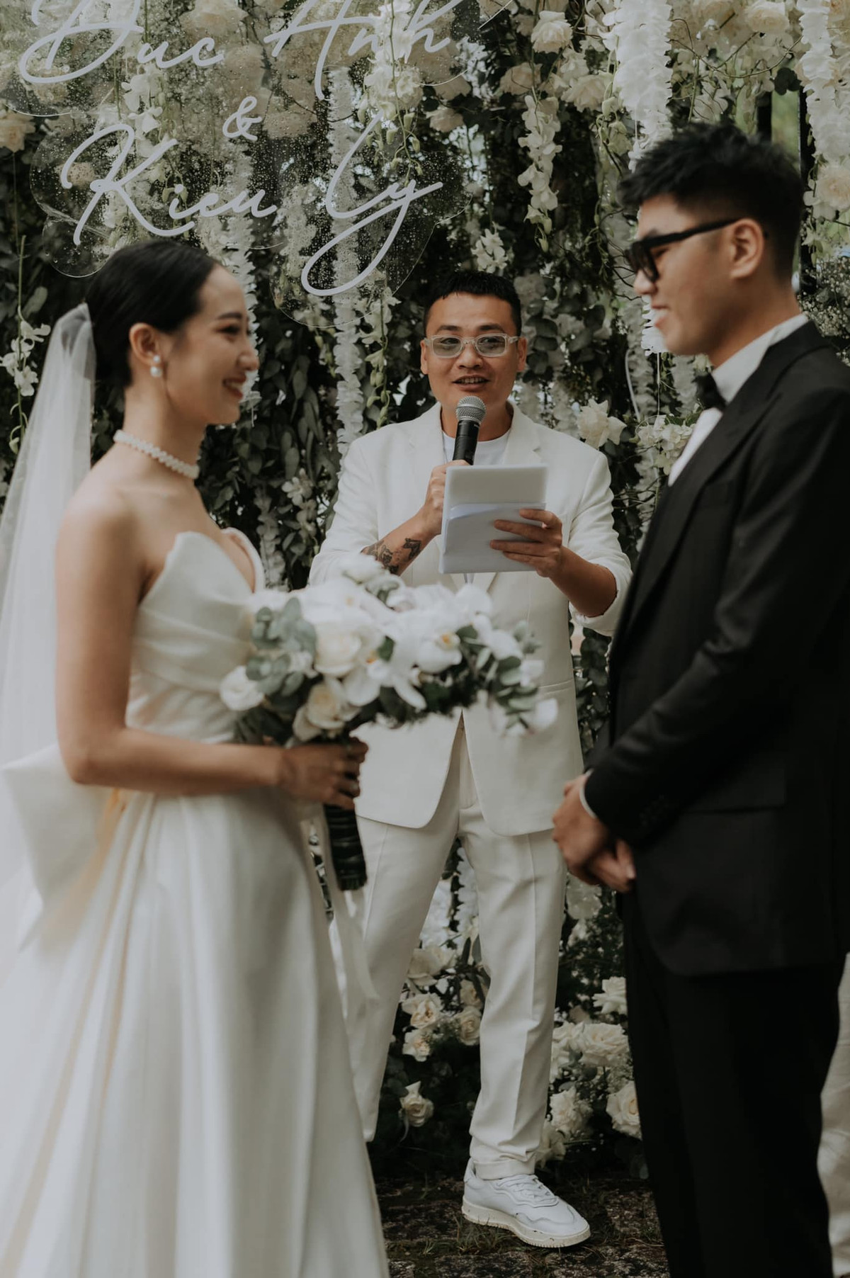 Ngày vui của họ quy tụ dàn khách mời "khủng", không gian ngập tràn sắc hoa.