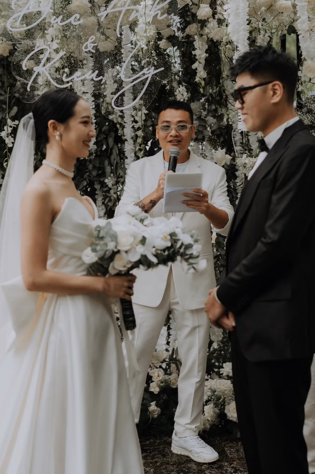 Ngày vui của họ quy tụ dàn khách mời "khủng", không gian ngập tràn sắc hoa.