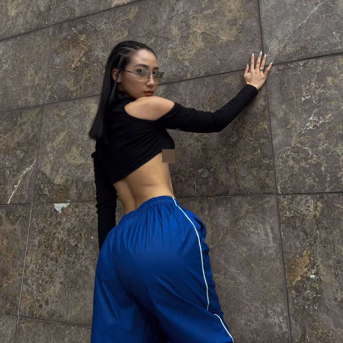 Dưới phần bình luận cư dân mạng hết lời khen ngợi cho sắc vóc của nàng hot girl, không ít người cho rằng cô nàng hợp lấy chồng.