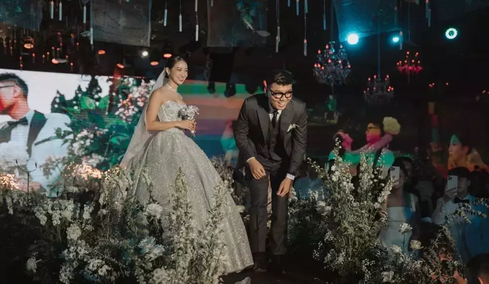 Sau đám cưới với đạo diễn Đức Anh, nàng hot girl Hà thành mới đây gây chú ý khi khoe loạt hình ảnh khoe dáng táo bạo, cực ngầu.