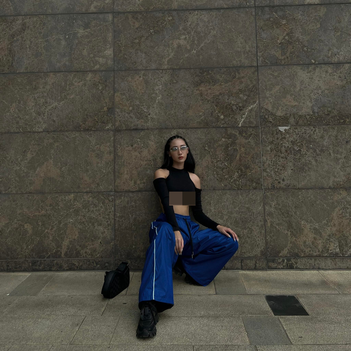 Đặc biệt chiếc áo để lộ chân ngực của cô nàng càng khiến vóc dáng thêm táo bạo, gợi cảm bội phần.