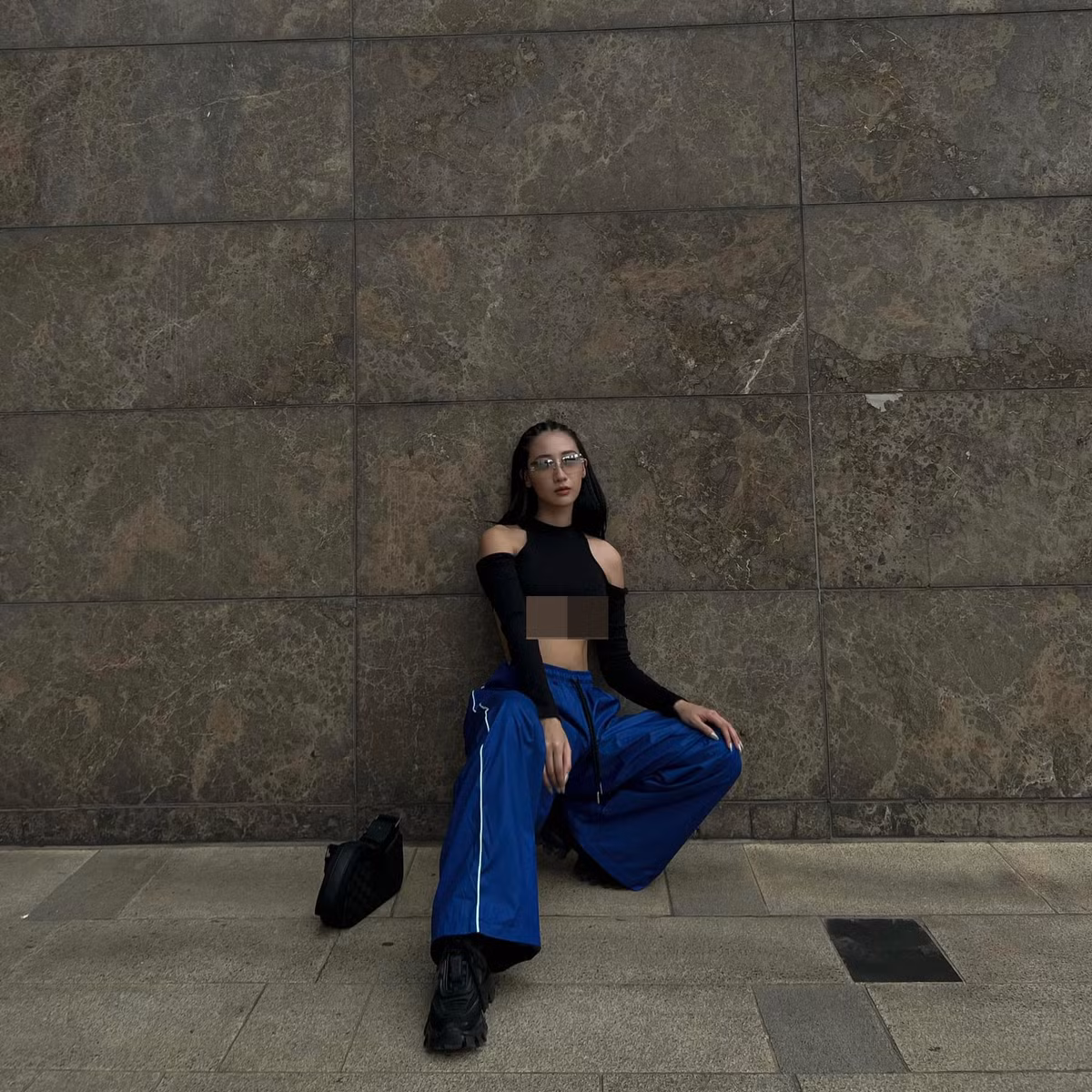 Đặc biệt chiếc áo để lộ chân ngực của cô nàng càng khiến vóc dáng thêm táo bạo, gợi cảm bội phần.