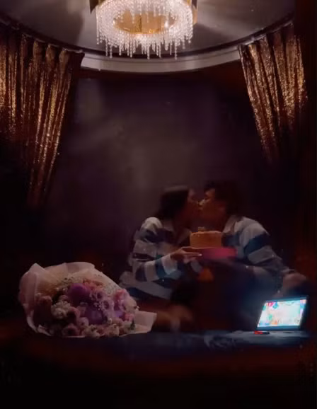 Ngoài bữa tiệc sinh nhật tại gia lãng mạn, người đẹp Dianka Zakhidova còn được chàng thủ môn tặng một món quà cực khủng là chiếc túi Hermès Kelly có giá khoảng vài trăm triệu đồng.