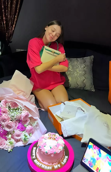 Nhìn ảnh cô nàng cưng nựng chiếc túi nửa tỷ đồng là đủ hiểu ông xã tâm lý thế nào.