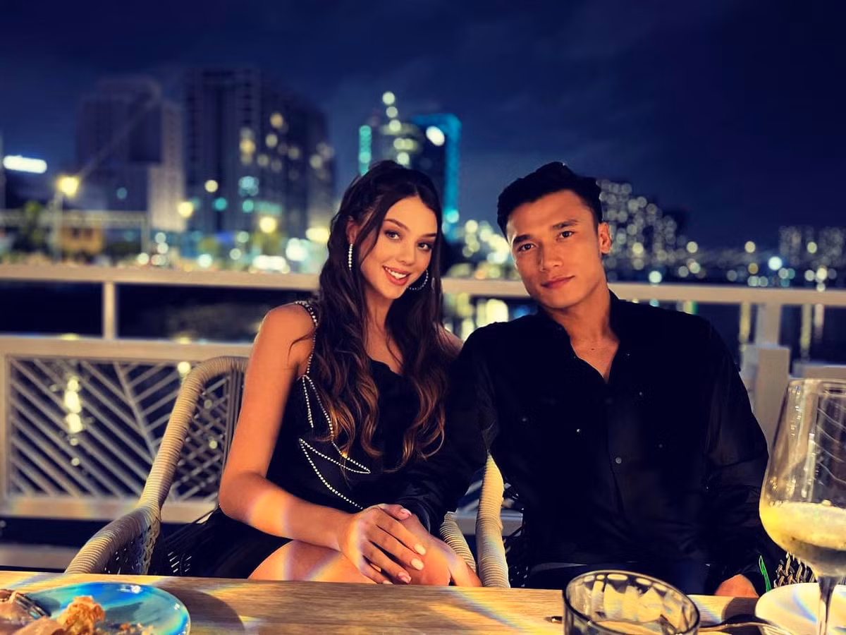 Anh cho thấy độ ga-lăng khi yêu và sự ân cần, chu đáo lúc kết hôn dành cho vợ của mình.