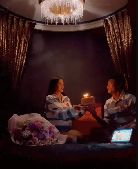 Trong khoảnh khắc được chia sẻ, vợ chồng chàng thủ môn xứ Thanh diện đồ đôi, trao nhau nụ hôn ngọt ngào trong ngày sinh nhật nàng mẫu Tây.