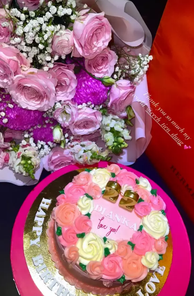 Do bầu bí nên năm nay vợ Bùi Tiến Dũng cùng chồng đón sinh nhật tại nhà riêng. Dù bụng bầu đã khá lớn và để mặt mộc nhưng nàng mẫu gốc Ukraine vẫn rất xinh đẹp.