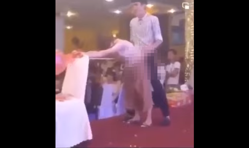 Một đoạn clip chơi team building khác với trò bơm bóng nam nữ cũng phản cảm không kém.