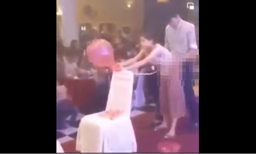 Trong clip một đôi nam nữ đang tham gia trò chơi bơm bóng bay, thay vì kết hợp với nhau bơm theo cách thức thông thường, hai người này lại thoải mái thực hiện trong tư thế vô cùng phản cảm.