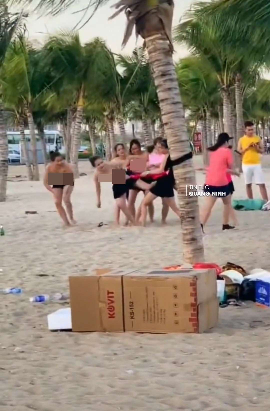 Trong hình ảnh ghi nhận các chị em đang chơi đùa vui vẻ, tuy nhiên điều khiến nhiều người nóng mắt chính là màn cởi áo phản cảm giữa chốn đông người của họ. Ảnh: Tin tức Quảng Ninh