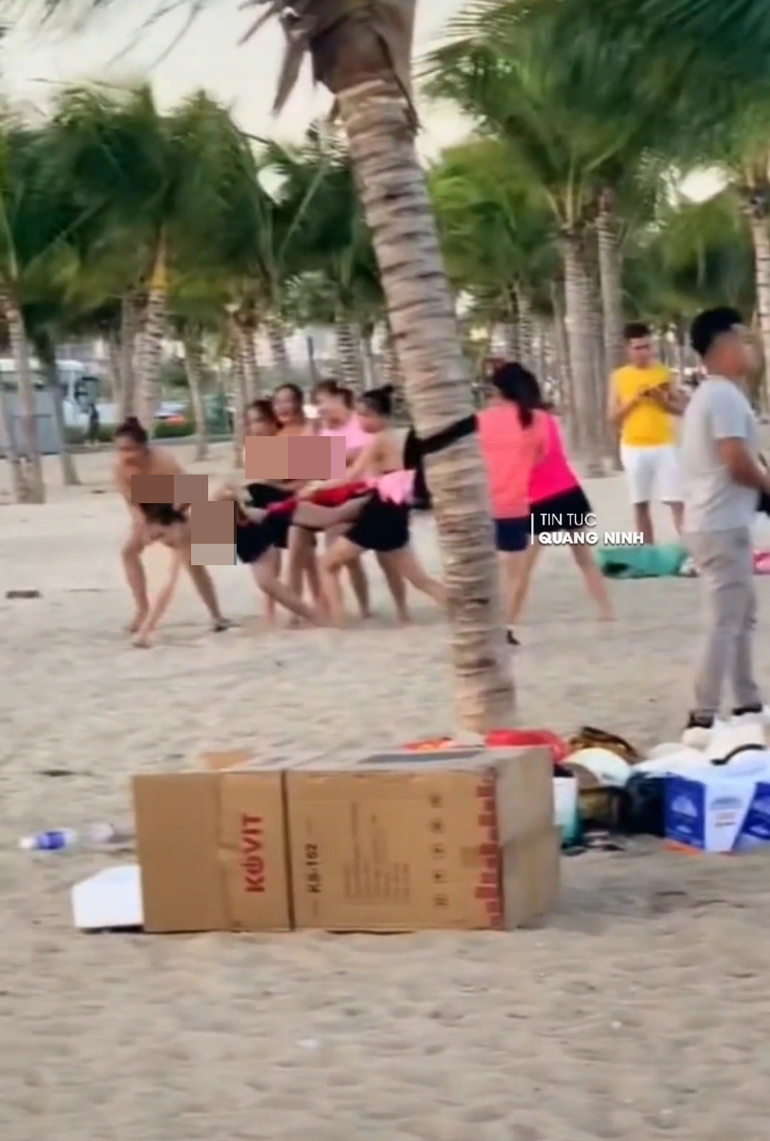 Sau khi đoạn clip được chia sẻ lên MXH nhiều netizen lên tiếng chỉ trích dữ dội về nhóm khách nữ cũng như ban tổ chức. Ảnh: Tin tức Quảng Ninh