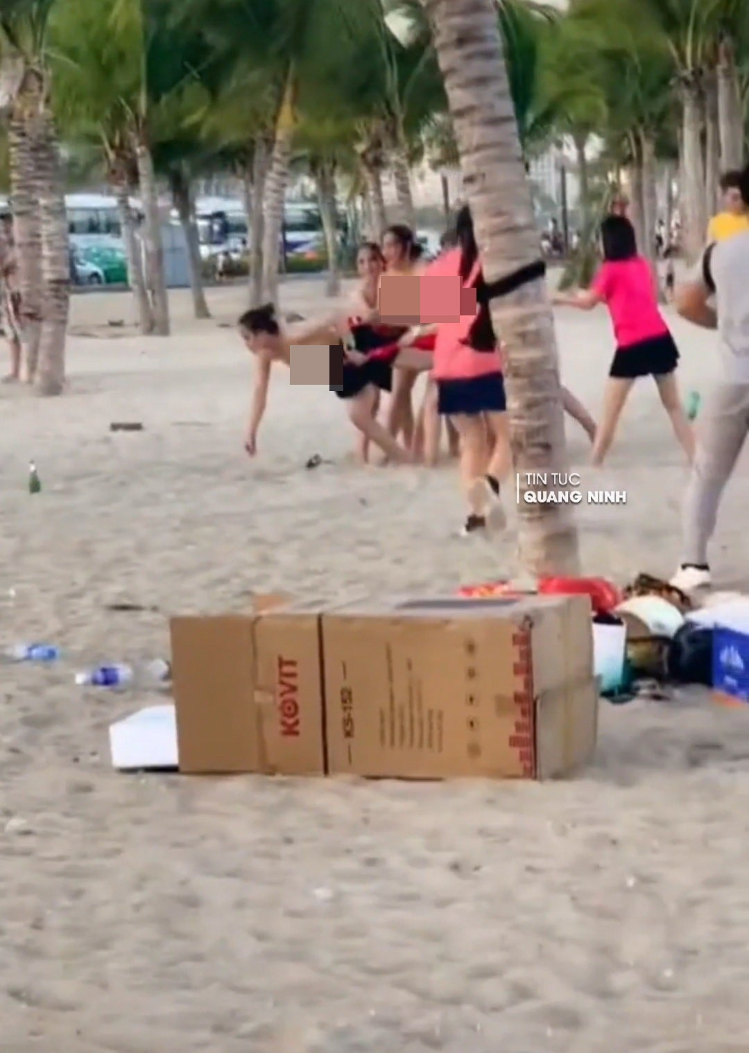 Mặc dù trên bãi biển nhiều người qua lại nhưng nhóm khách nữ này vẫn vô tư hoạt động những trò team buiding phản cảm của mình. Ảnh: Tin tức Quảng Ninh