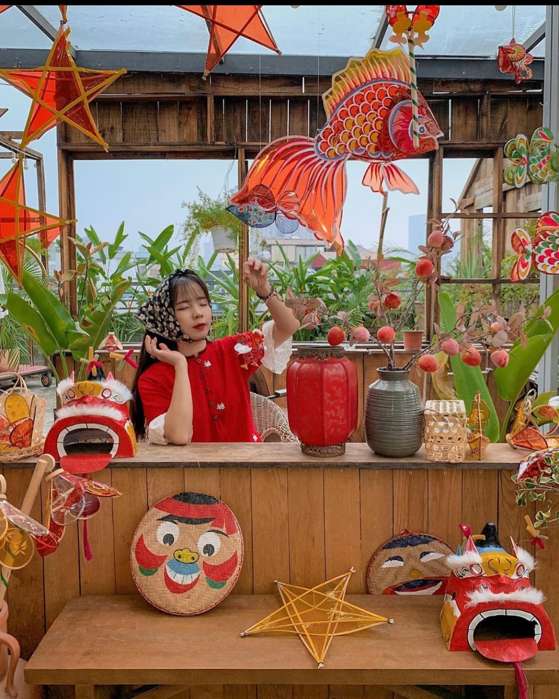 Không gian trang trí Trung thu có hẳn một khoảng không gian với một bàn cỗ cùng các món đồ đặc trưng như đầu lân, đèn ông sao, mặt nạ...Ảnh: Đặng Vân Trang