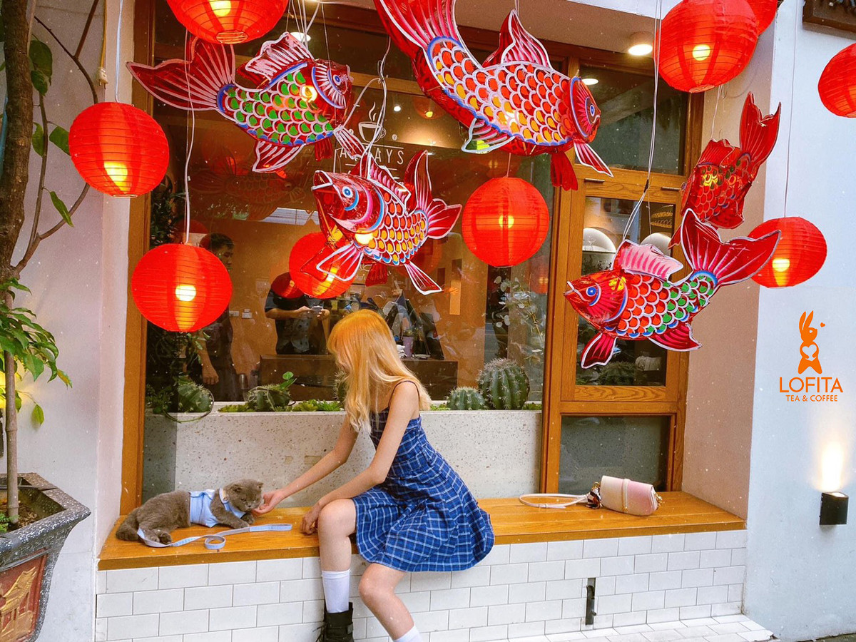 Ngay tại mặt tiền của quán được decor khá xinh xẻo với đèn cá chép, đèn lồng đỏ là góc "sống ảo" được nhiều bạn trẻ tìm đến. Ảnh: Lofita Tea &amp; Coffee