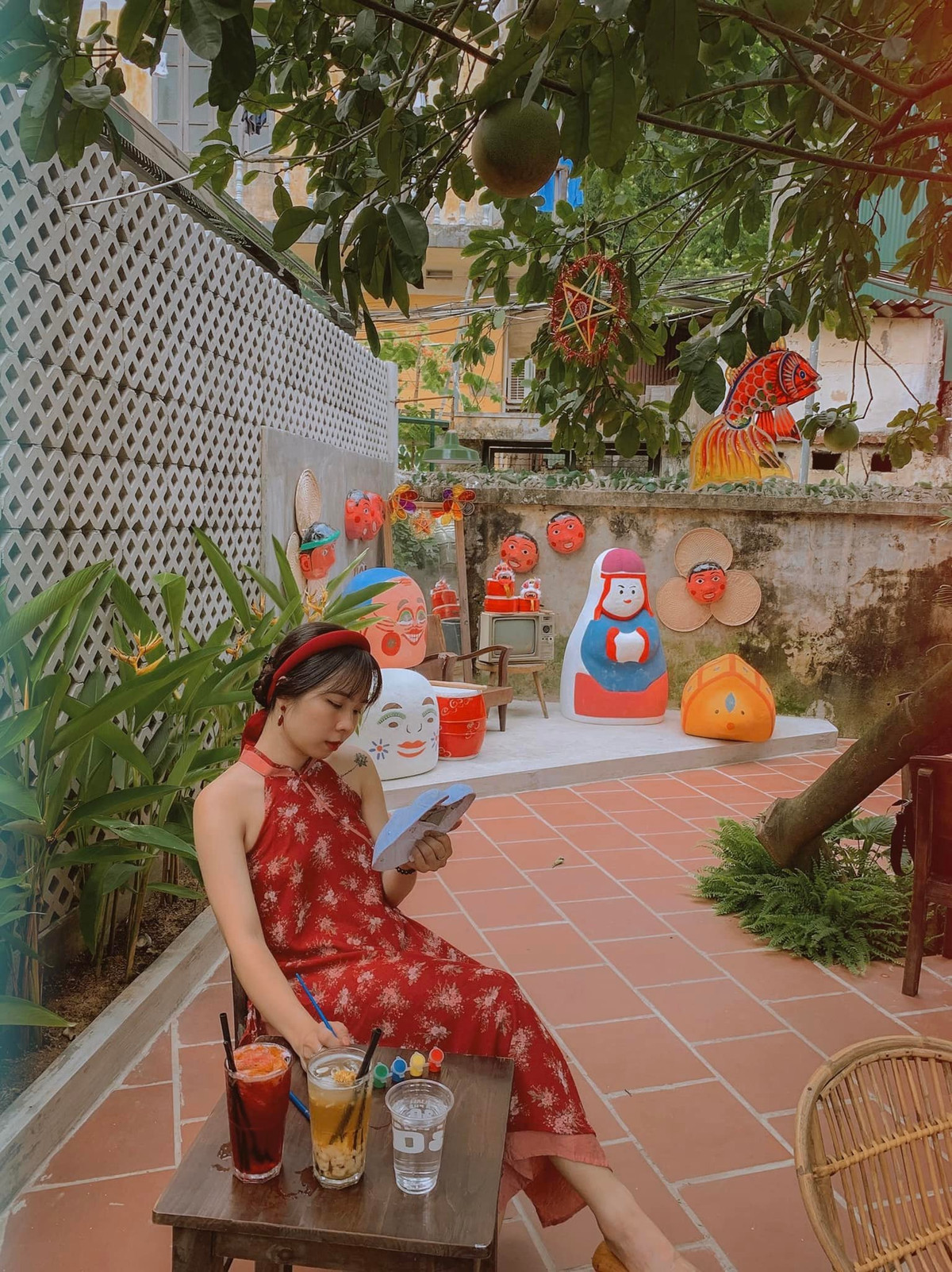 Nguyên khoảng sân phía sau quán decor hẳn 1 khu photocorner dành riêng cho dịp này. Với concept hoài cổ, xưa cũ 1 chút, rất rộng rãi thoáng mát để mọi người thưởng thức không khí Trung thu. Ảnh: Đặng Vân Trang