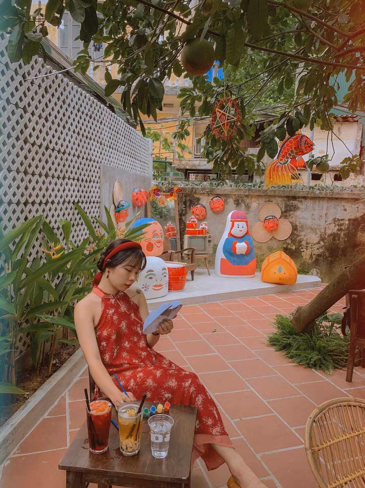 Nguyên khoảng sân phía sau quán decor hẳn 1 khu photocorner dành riêng cho dịp này. Với concept hoài cổ, xưa cũ 1 chút, rất rộng rãi thoáng mát để mọi người thưởng thức không khí Trung thu. Ảnh: Đặng Vân Trang