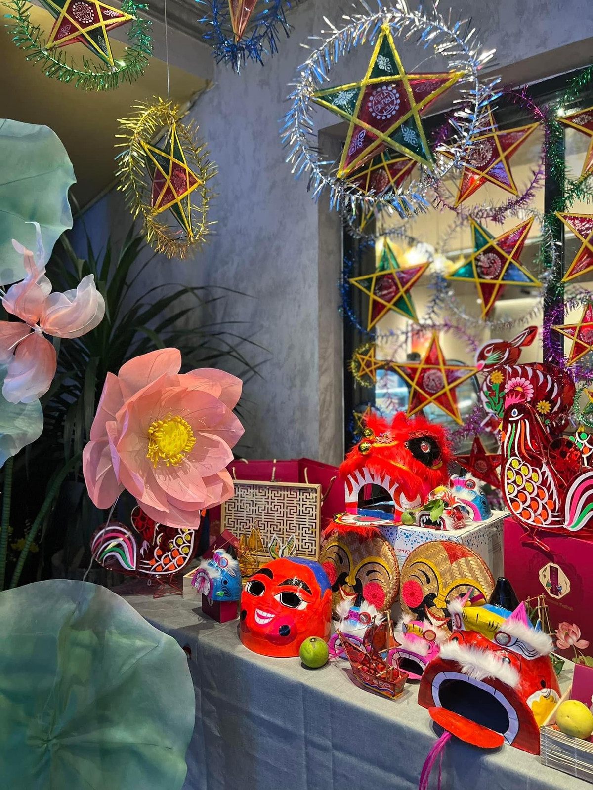 Ngay phần sân mặt tiền tầng 1 quán decor Trung thu đẹp miễn chê, cứ đứng vào là có ảnh xinh lung linh. Ảnh: Yatts