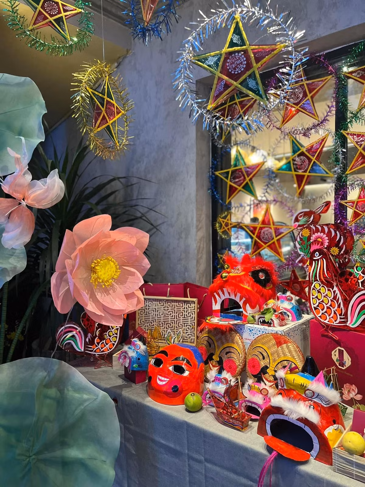 Ngay phần sân mặt tiền tầng 1 quán decor Trung thu đẹp miễn chê, cứ đứng vào là có ảnh xinh lung linh. Ảnh: Yatts