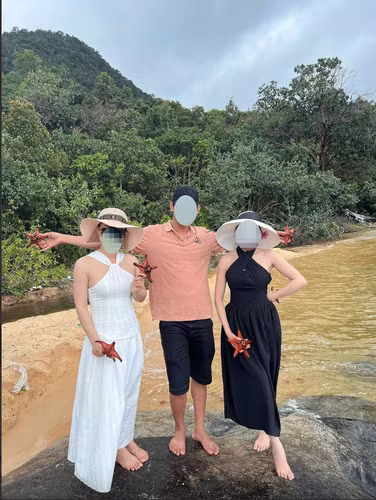 Đôi nam nữ thản nhiên bắt sao biển cầm trên tay rồi chụp ảnh "tự sướng" như để khoe chiến tích… tàn phá thiên nhiên của mình.