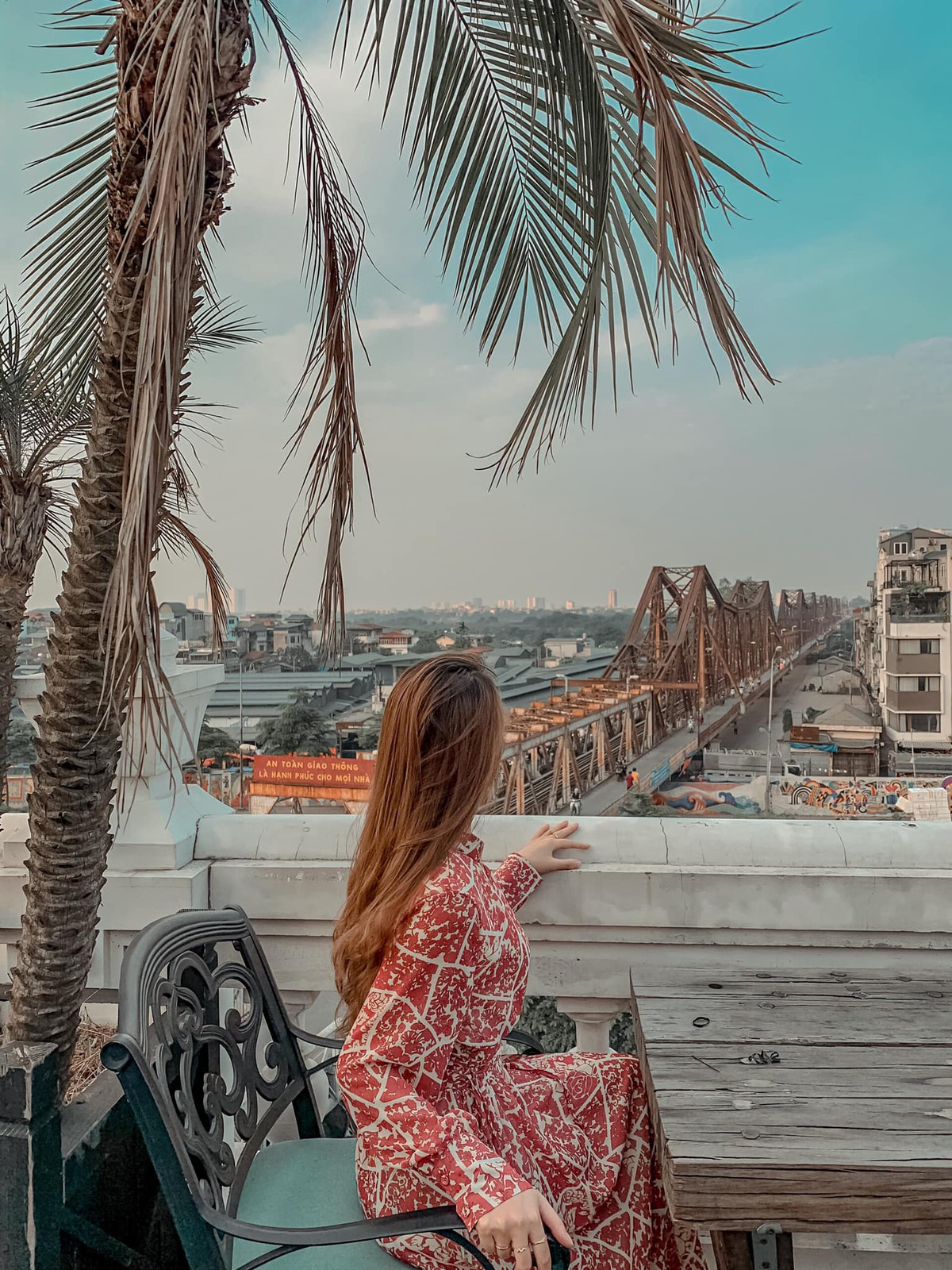 Ngoài ra, quán có view nhìn thẳng ra cầu Long Biên cổ kính, từ đây bạn có thể ngắm nhìn một góc sông Hồng, ngắm nhìn từng đoàn xe di chuyển trên cầu. Ảnh: Jessica Lila