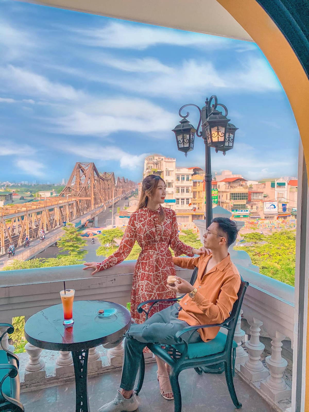 Quán cafe trên cao nằm trên tầng cao nhất của biệt thự Pháp cổ tạo nên một nét riêng rất Hà Nội, cùng đó là cách kết hợp 2 tông màu trắng - nâu càng tạo nên sự cổ kính. Ảnh: Jessica Lila