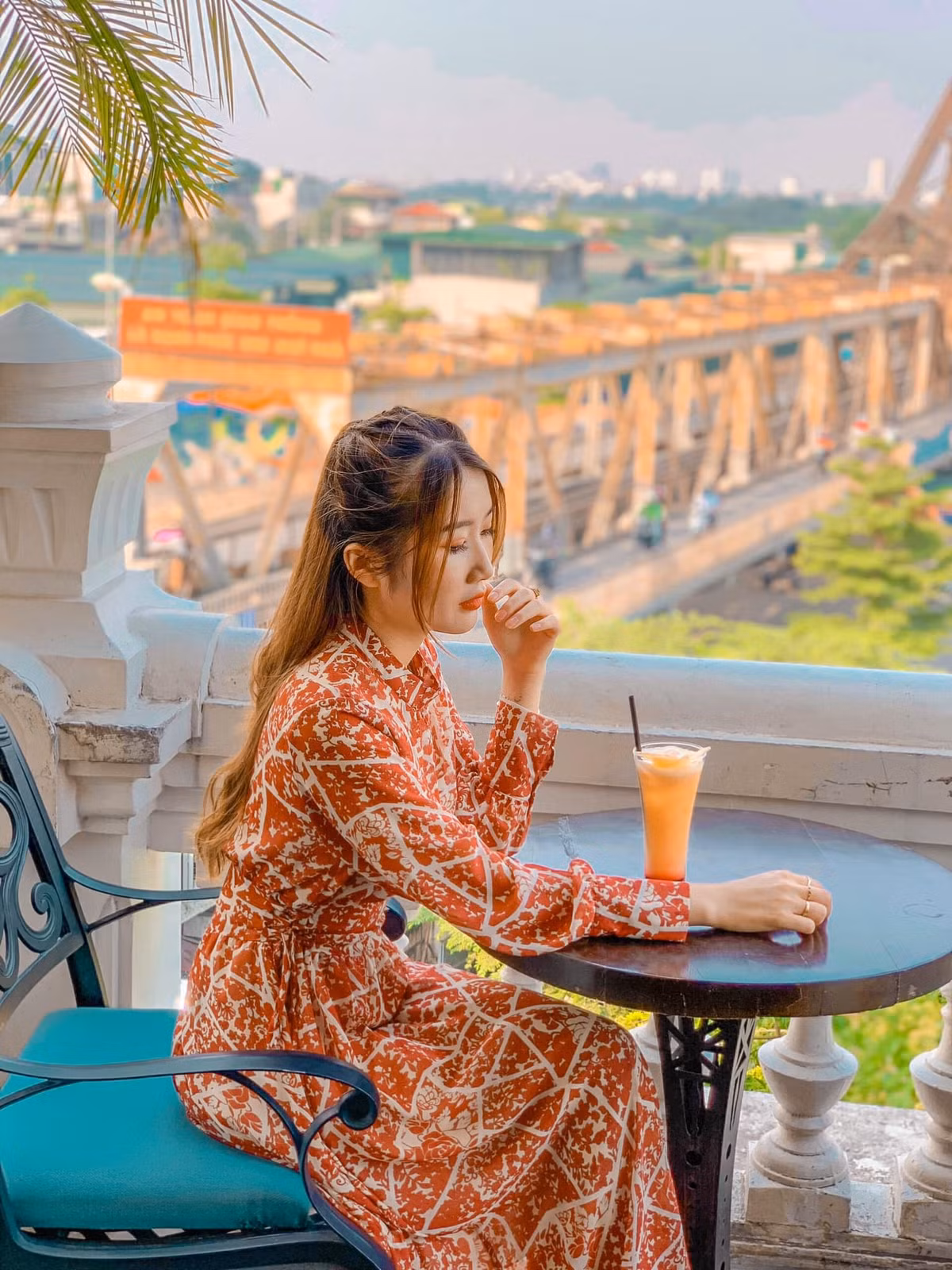 Đặc biệt thời tiết buổi chiều tại đây không khí mát mẻ phù hợp trò chuyện với bạn bè hay đọc sách. Địa chỉ: Khu tập thể ga Long Biên, đường Trần Nhật Duật, Hoàn Kiếm, Hà Nội. Ảnh: Jessica Lila