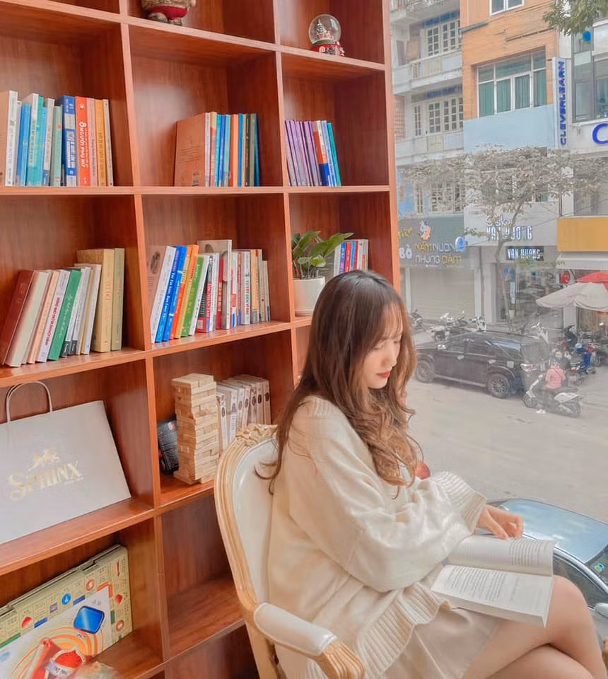 Điểm khiến nhiều người thích nhất ở quán này là nhiều cửa kính, nhìn thẳng ra đường sắt ngắm phố phường, tàu xe rất chill. Ảnh: Phương Thảo