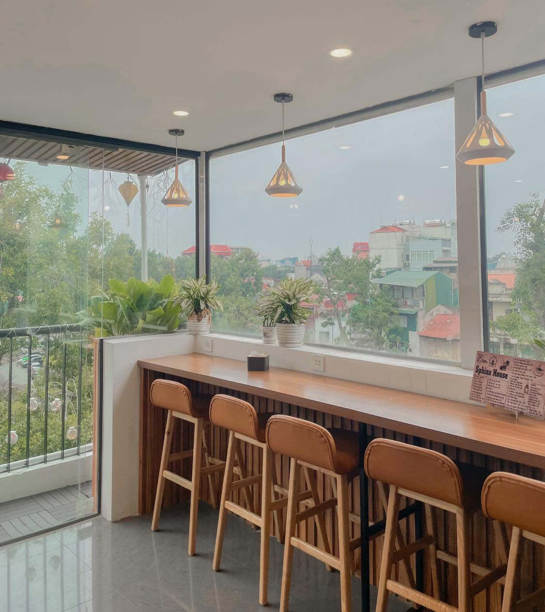 Dưới bầu trời thu mát mẻ, nhâm nhi ly cà phê tại một căn gác nhỏ là quả là điều tuyệt vời. Địa chỉ: Số 3 Lê Văn Linh, quận Hoàn Kiếm, Hà Nội. Ảnh: Phương Thảo