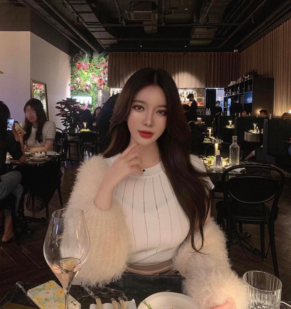 Người đẹp ưa chuộng những gam màu trung tính đồng thời, các item cũng cực kỳ đơn giản, không có họa tiết cầu kỳ.