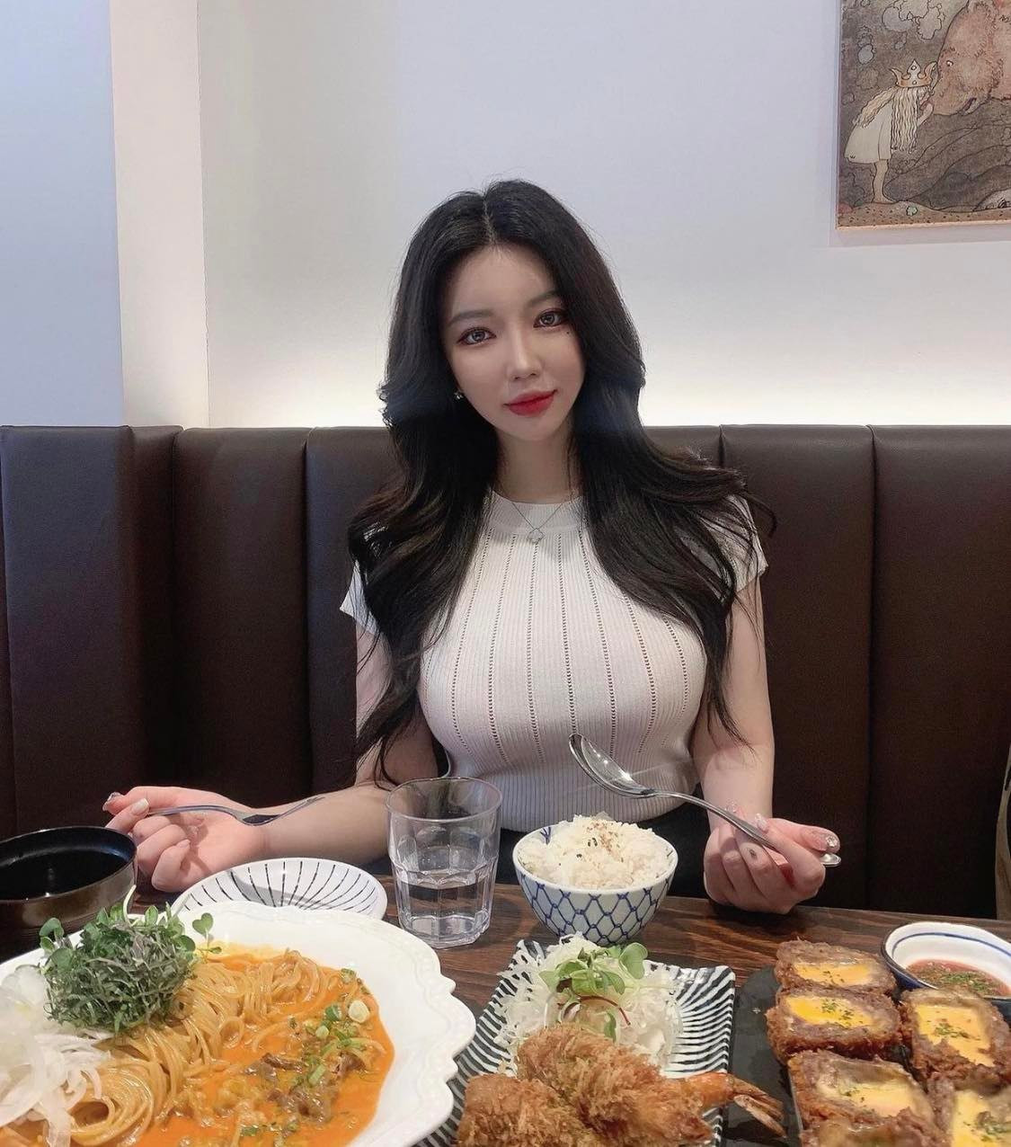 Dù sở hữu thân hình cân đối, đặc biệt là đường cong nữ tính nhưng gái xinh này lại thường xuyên chưng diện những thiết áo "kín cổng cao tường".